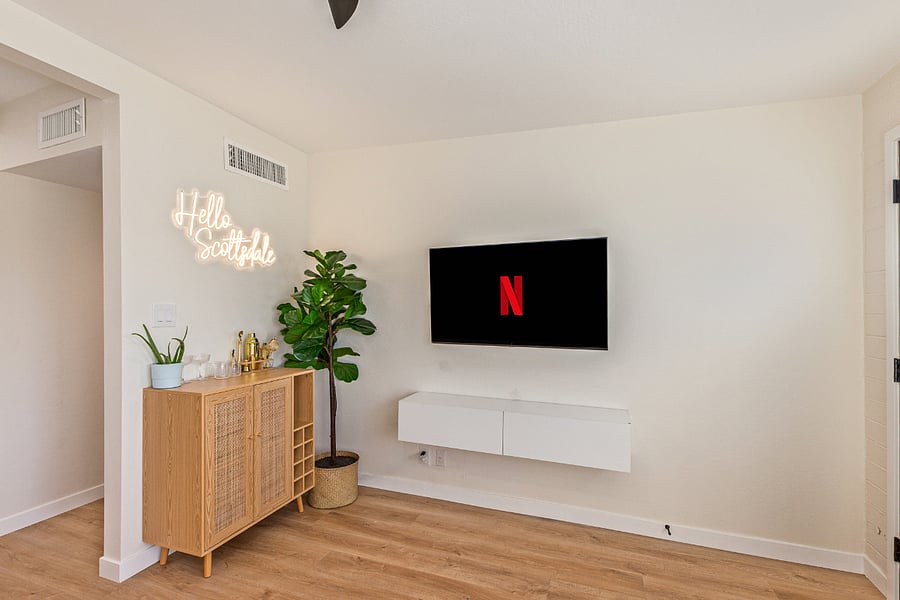 Luxury modern boho duplex with a relaxing desert vibe. The living provides beautiful art deco art that and greenery that makes for perfect pictures. -50" Smart TV unlimited streaming, fast wifi, Mixology shaker set/glassware -Soft queen pullout bed