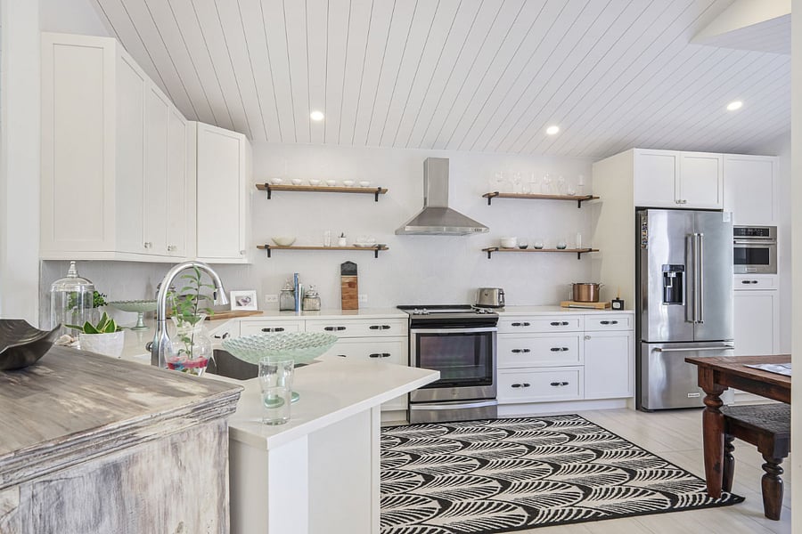 A fully stocked kitchen awaits ! 