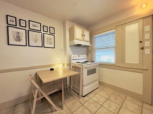Eat-in kitchen table for 1 or 2.