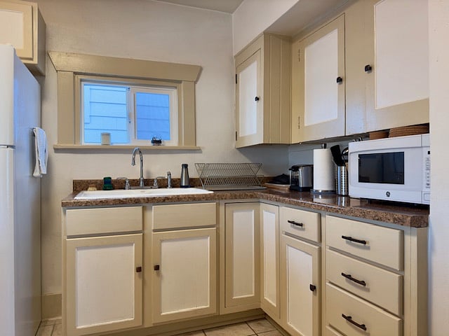 Fully stocked eat-in kitchen.