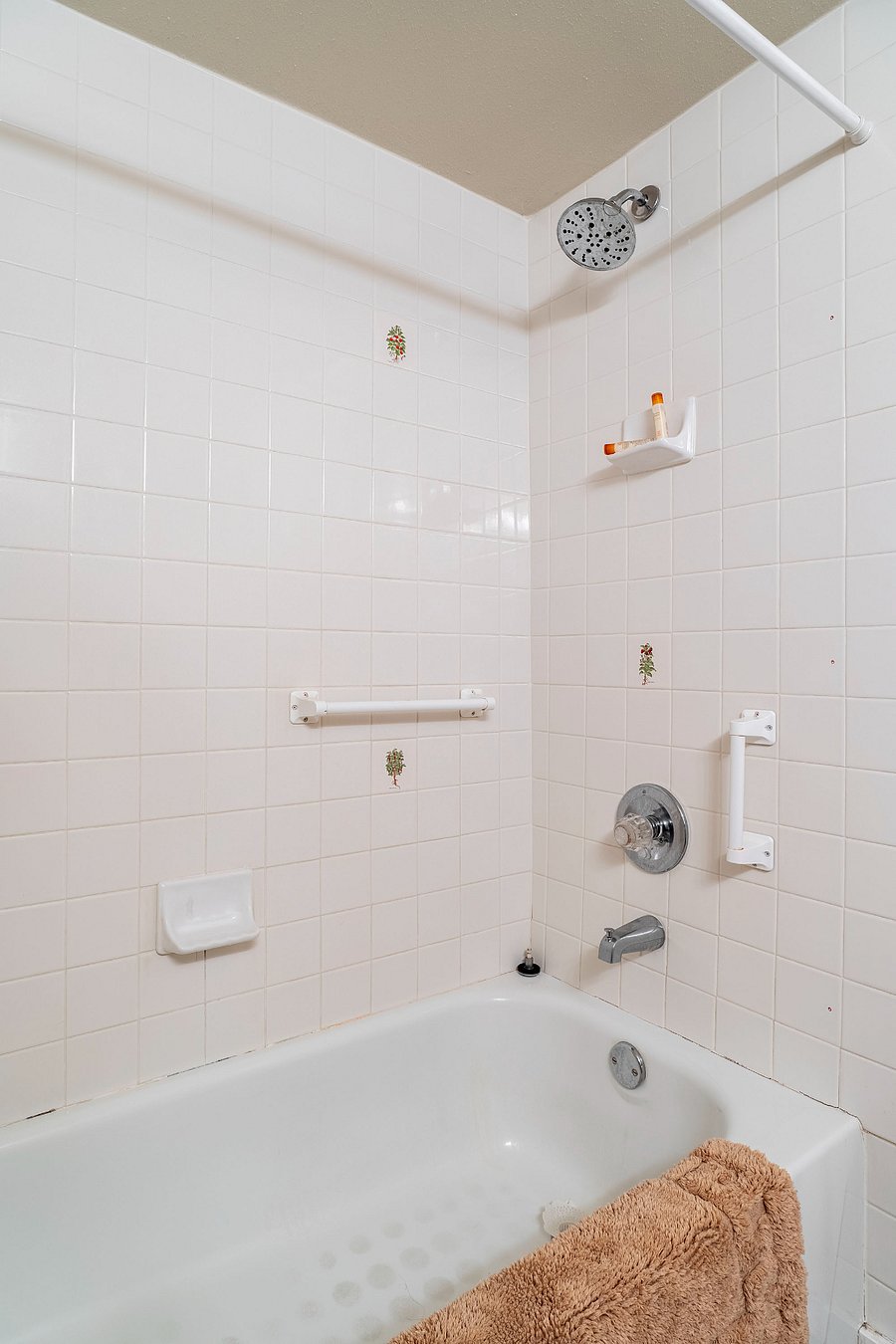Bathroom - bath tub/shower