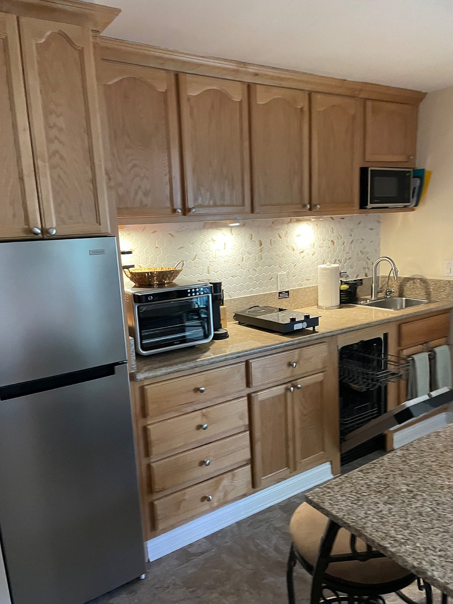 New refrigerator, holds 10.8 cubic space. Pizza, Turkey, and more!
Ninja Pro counter top oven. 10 Functions. Roast, Air Roast, Air Fry, Bake, Dehydrate, Broil, Toast, Bagel, Pizza, Reheat. Will cook a full chicken, full pizza and more. Portable, removable Induction cooktop-2 burner. New dishwasher.