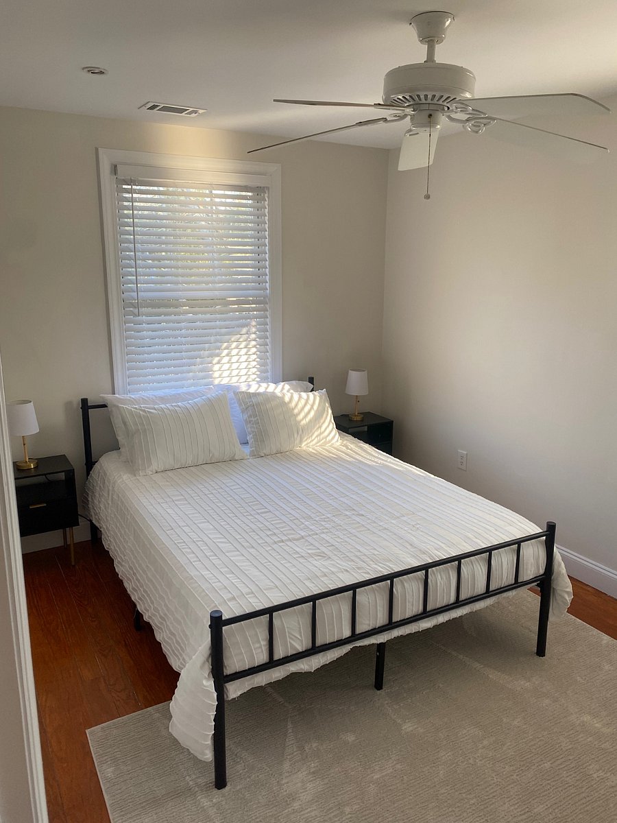 Bedroom 2 - Queen Bed