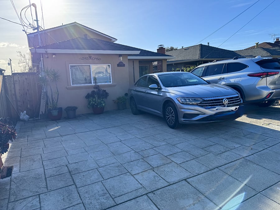 Parking for 1 vehicle ( sedan).