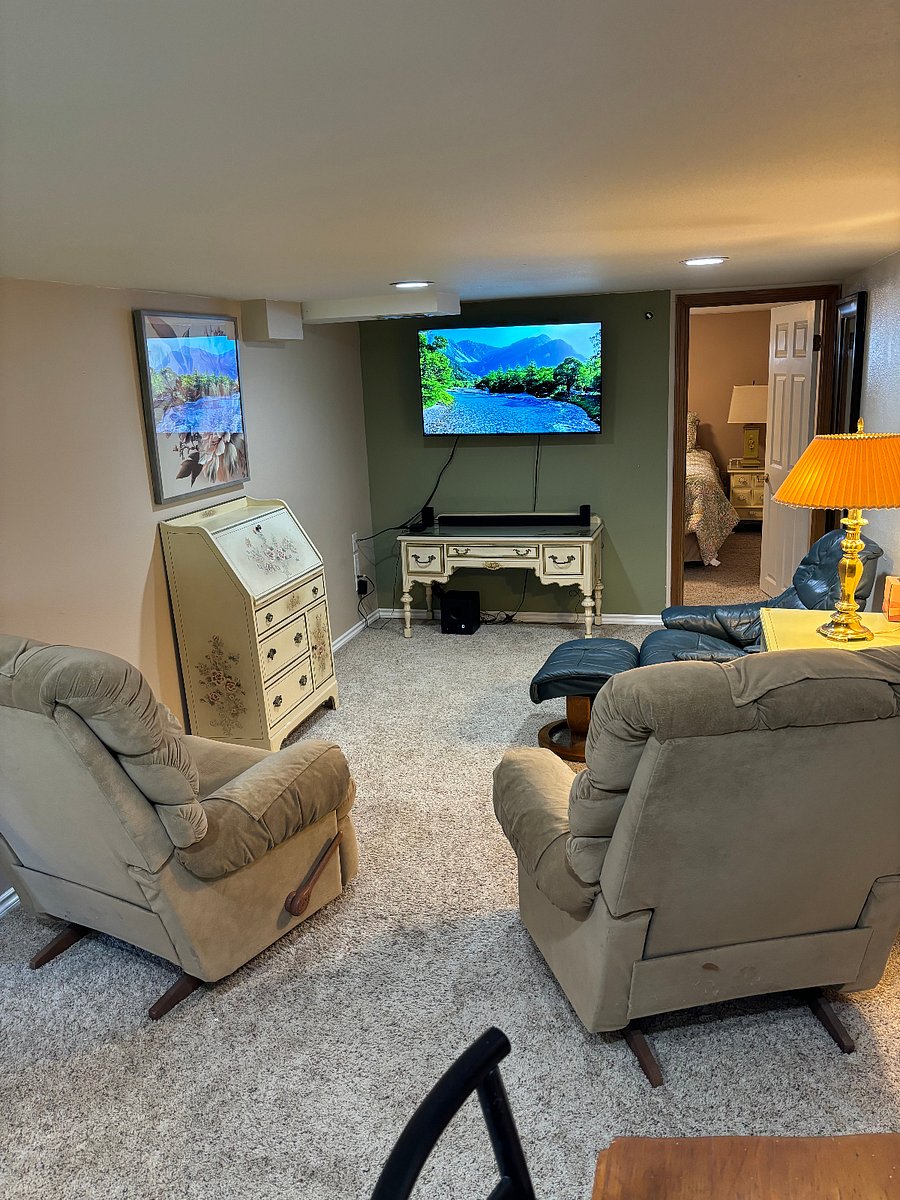 2 very comfortable Lazy-boy recliners