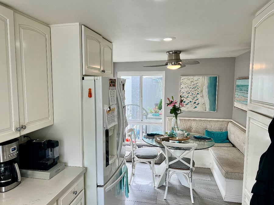 full kitchen with kitchen nook