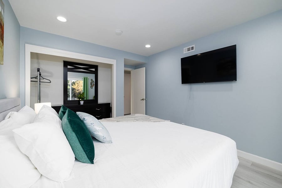 King bed & smart TV in bedroom #2