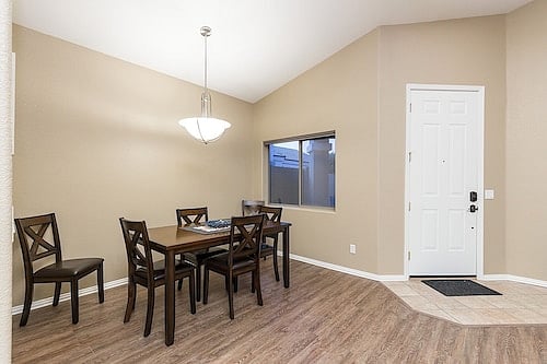 Dining room seats 6
