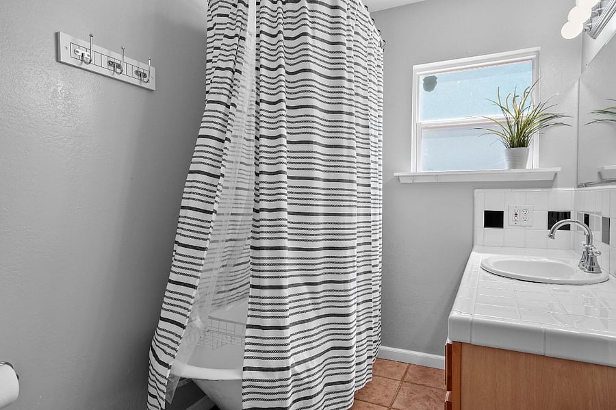 Bathroom with claw tub
