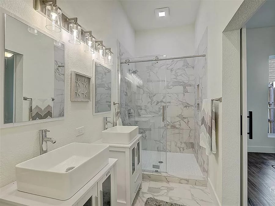Large downstairs bedroom en suite bathroom.