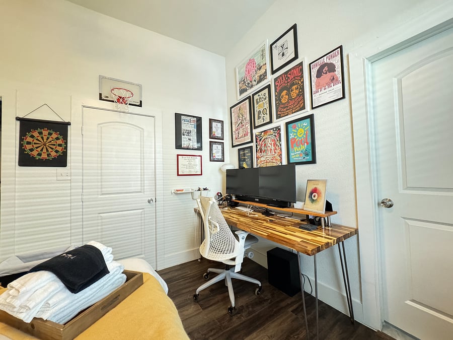 Downstairs bedroom number 1 desk with dual monitors.