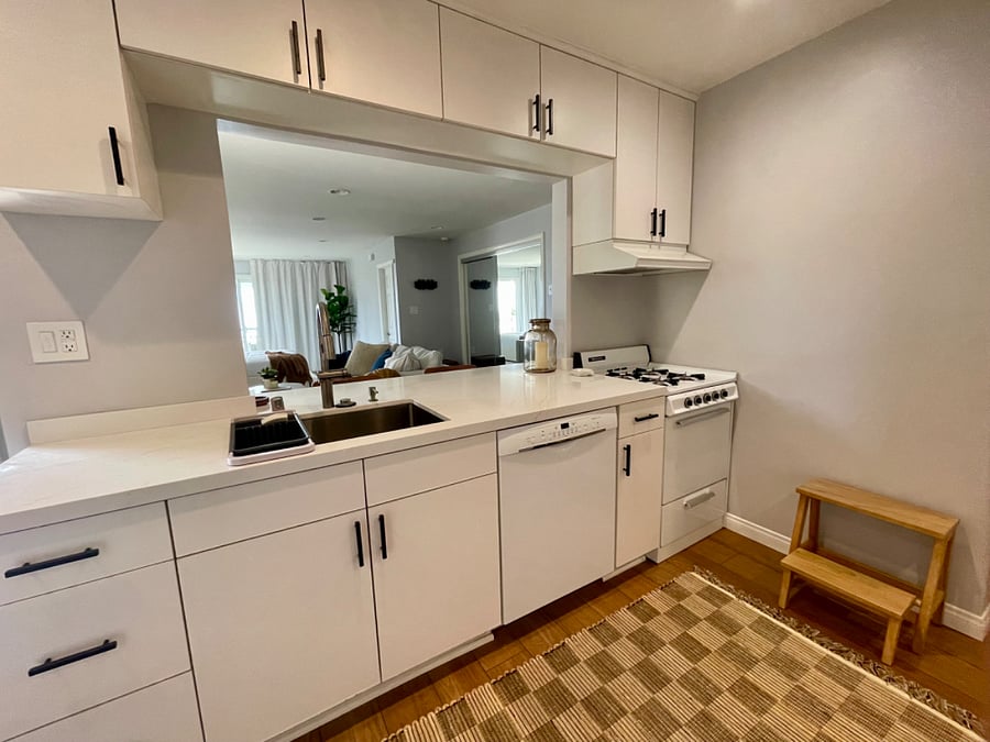 Gas stove and oven, lovely bar seating, and cooking with a view of Ventura and the Pacific Ocean await your stay!