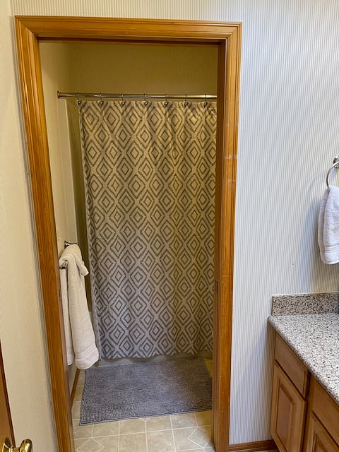 Second upstairs bath with tub/shower combo