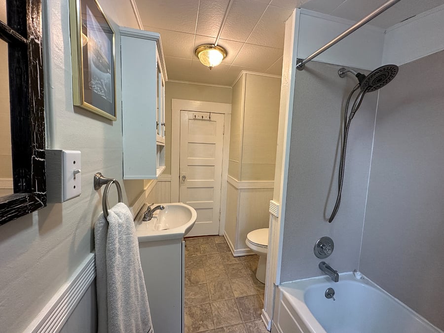 Full size bathroom with tub/shower