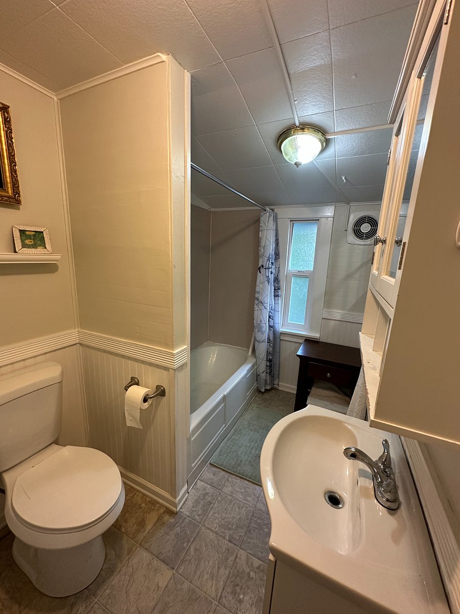 Full size bathroom with tub/shower