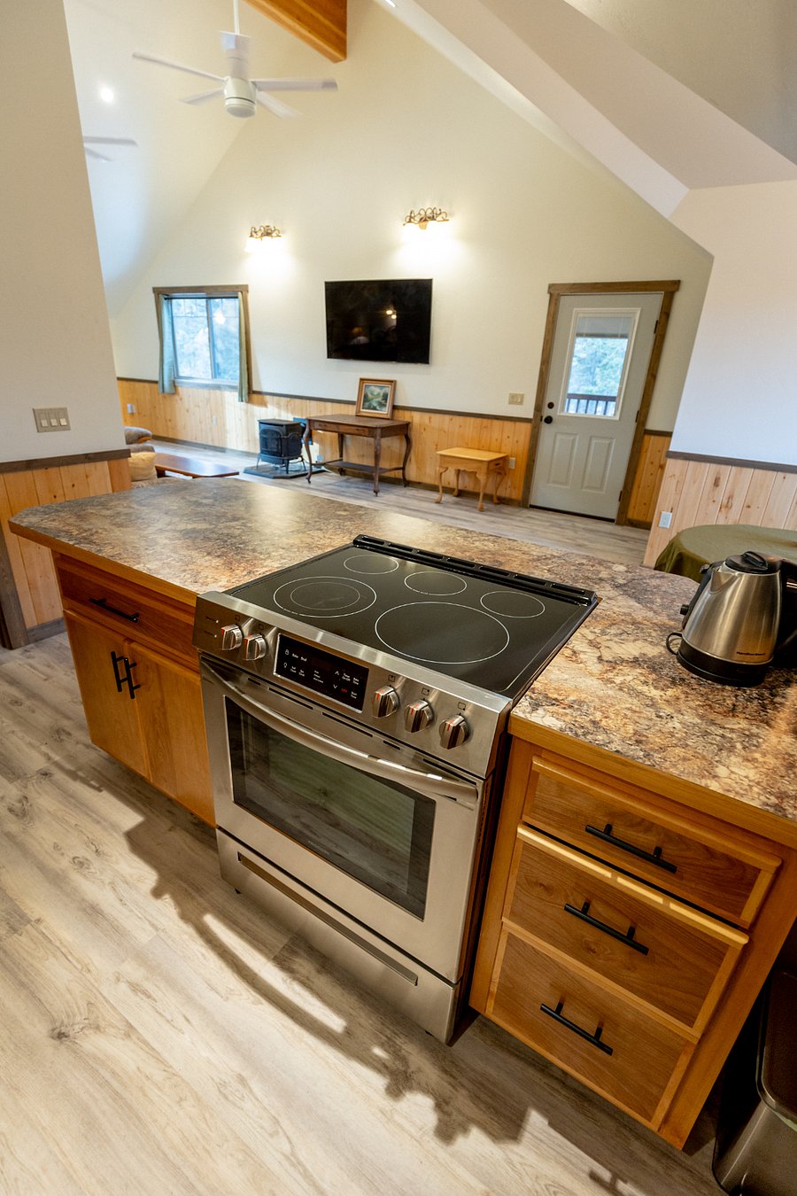 stove top, oven, hotwater pot, toaster, microwave
