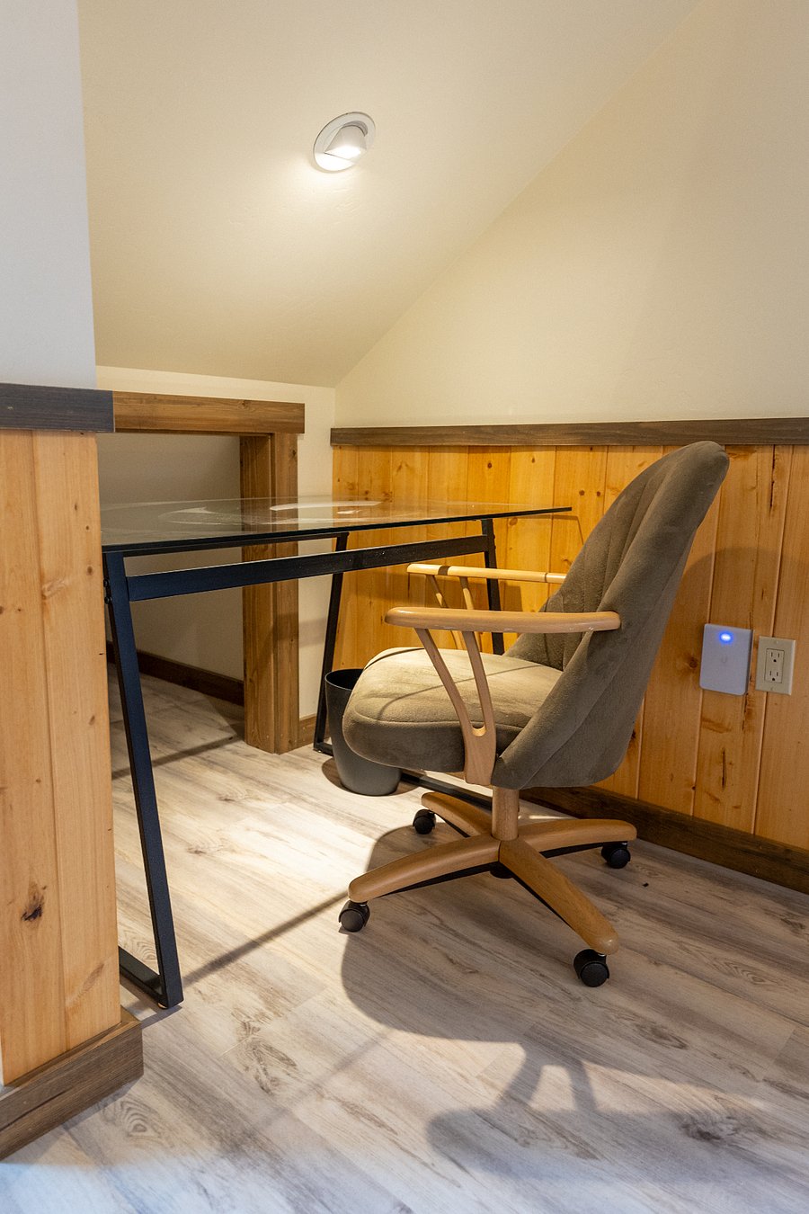Desk with dedicated secure exclusive WIFI - (Starlink - fastest speeds available)