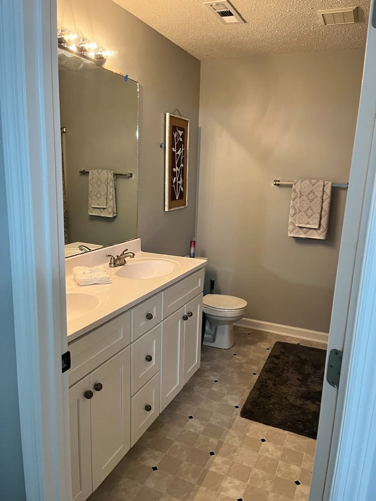 Full bath en suite