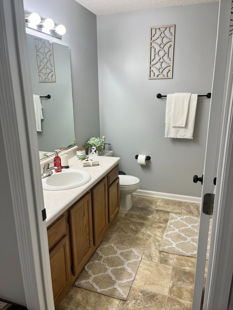 Full bath en suite