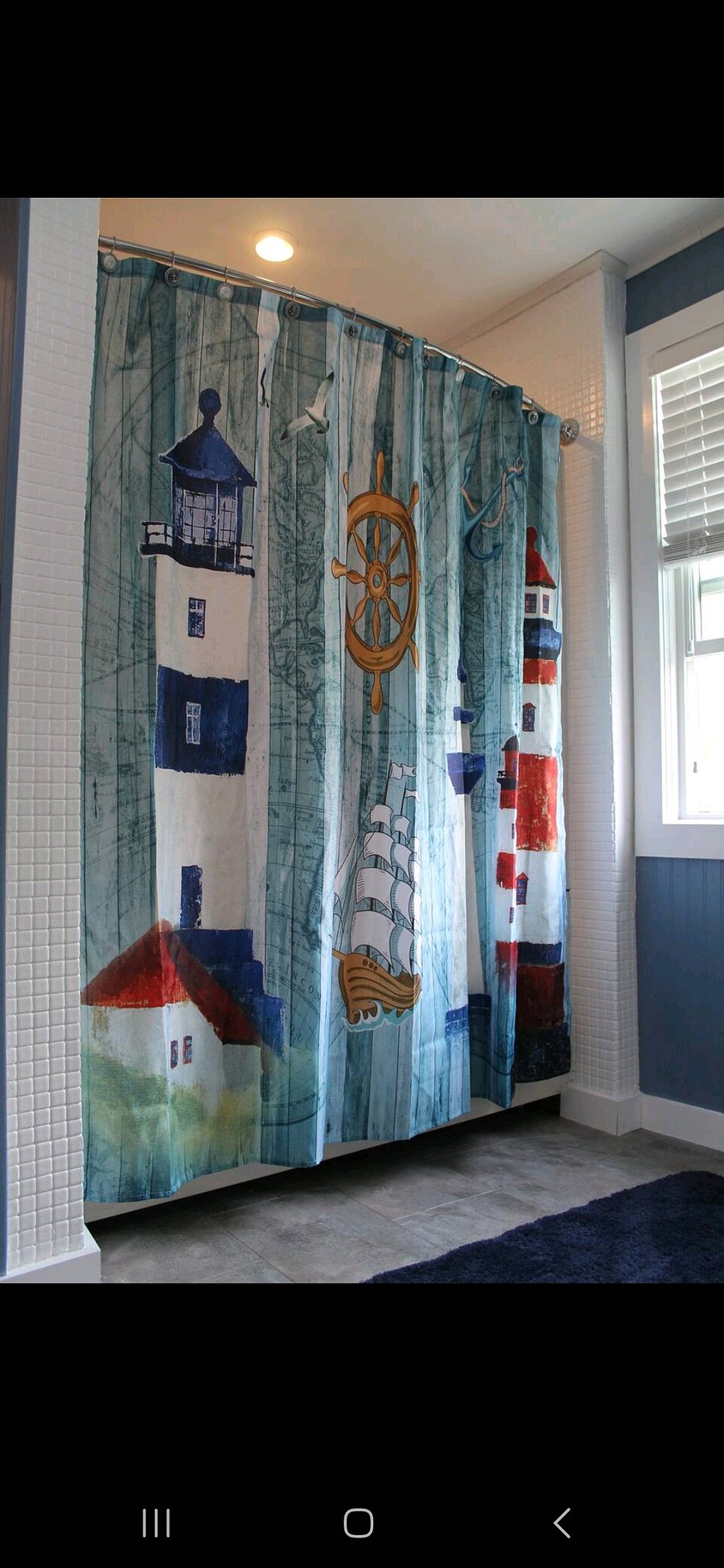 Large bathroom with shower/tub