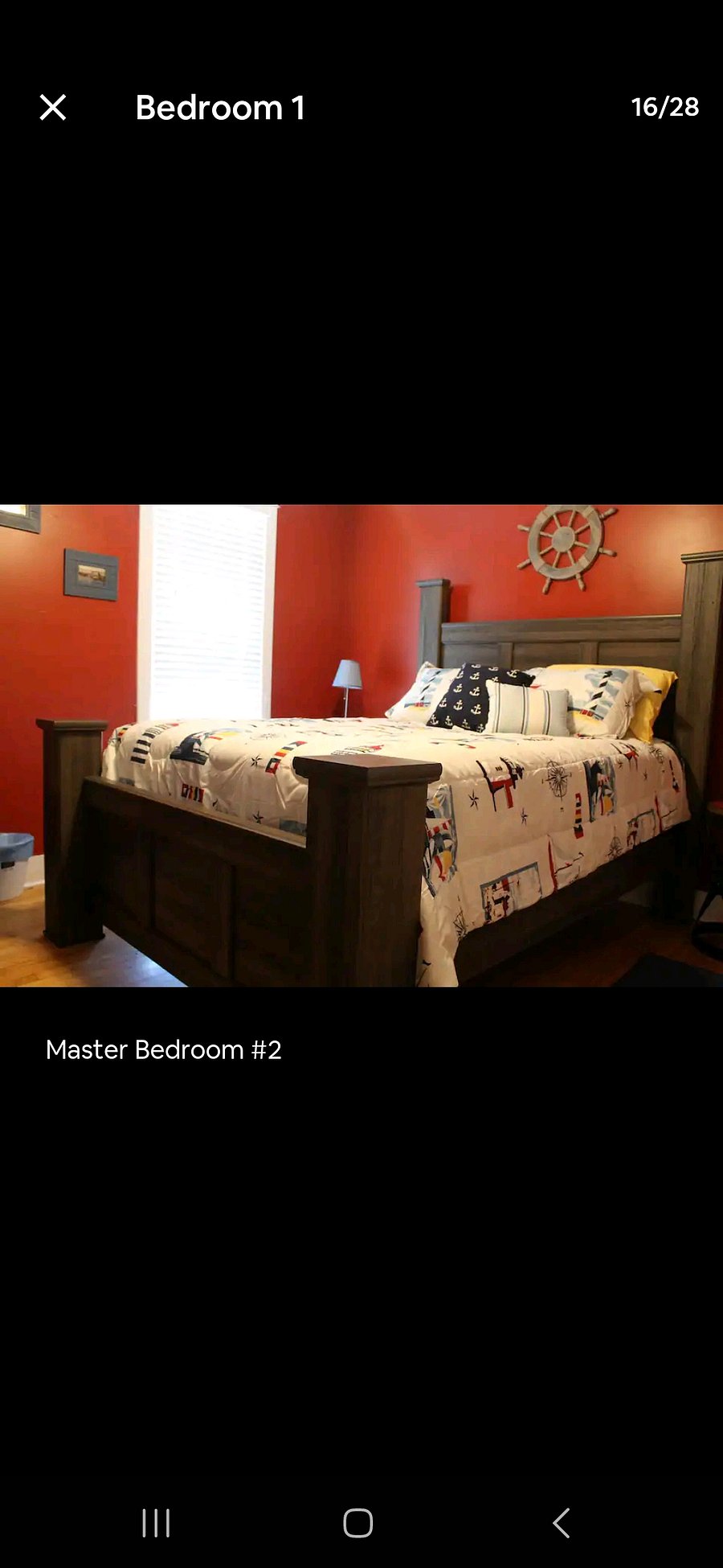 Master Bedroom: Queen bed