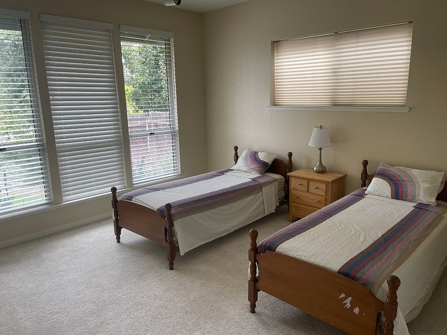Third room with 2 twin beds