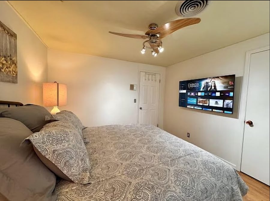 Guest bedroom with queen size bed