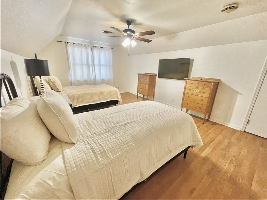 Second Guest bedroom with two twin beds