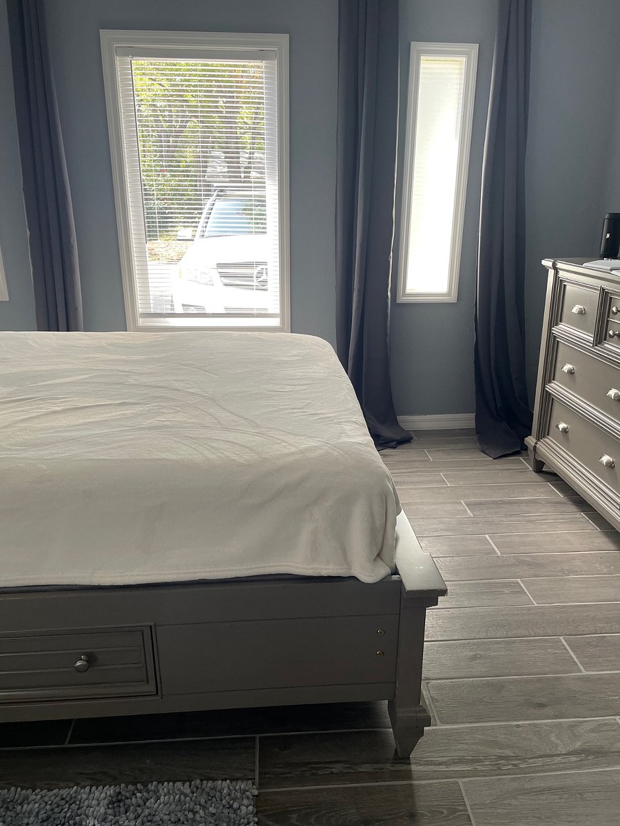Queen bed with dresser 