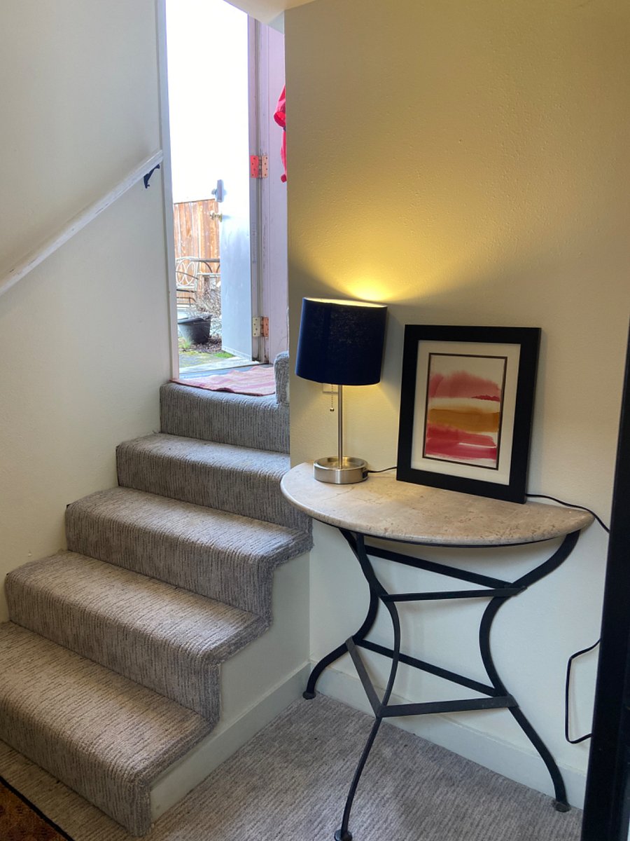 Entry way includes 5 stairs