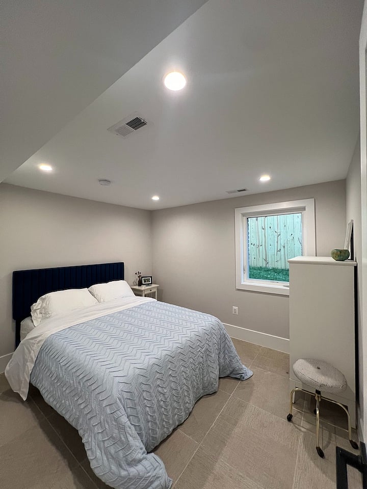 Primary bedroom - queen bed with new casper memory foam mattress