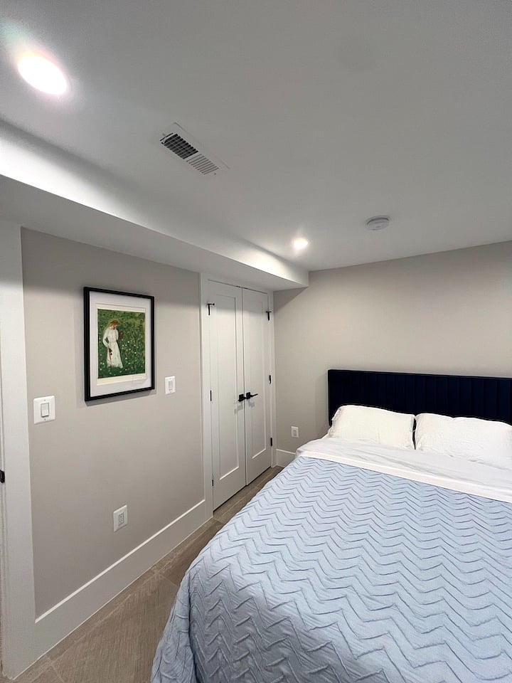 Primary bedroom - queen bed with new casper memory foam mattress