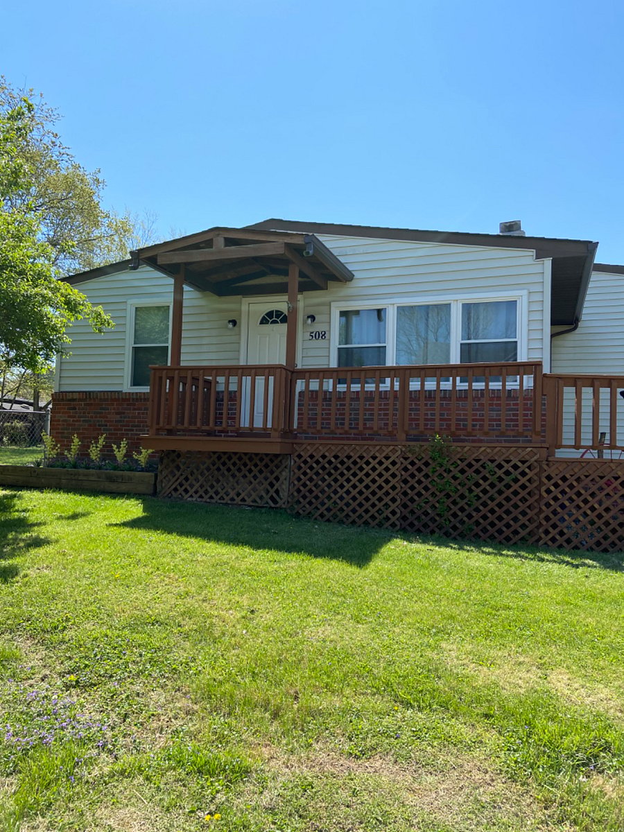 Front yard-not fenced.