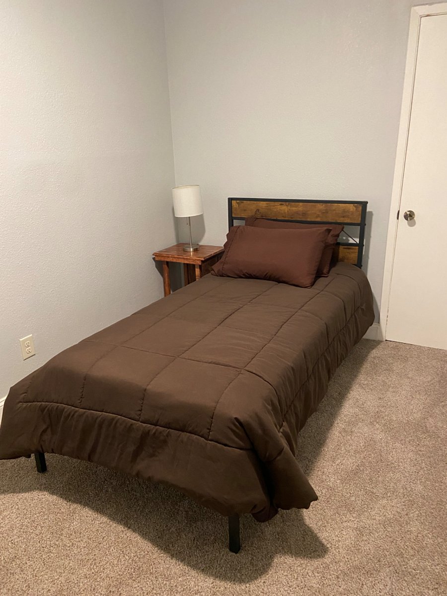 Guest bedroom with twin bed.