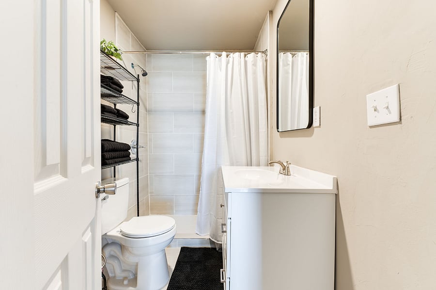 Hallway bath for Room 1 and 2