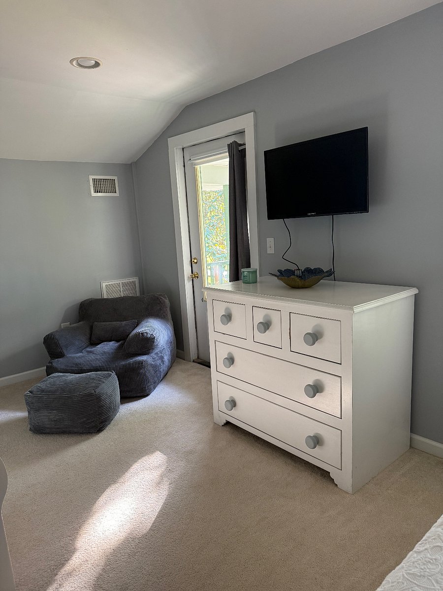Bedroom 2 Upstairs
Dresser
Chair & Ottoman
Door to outside balcony