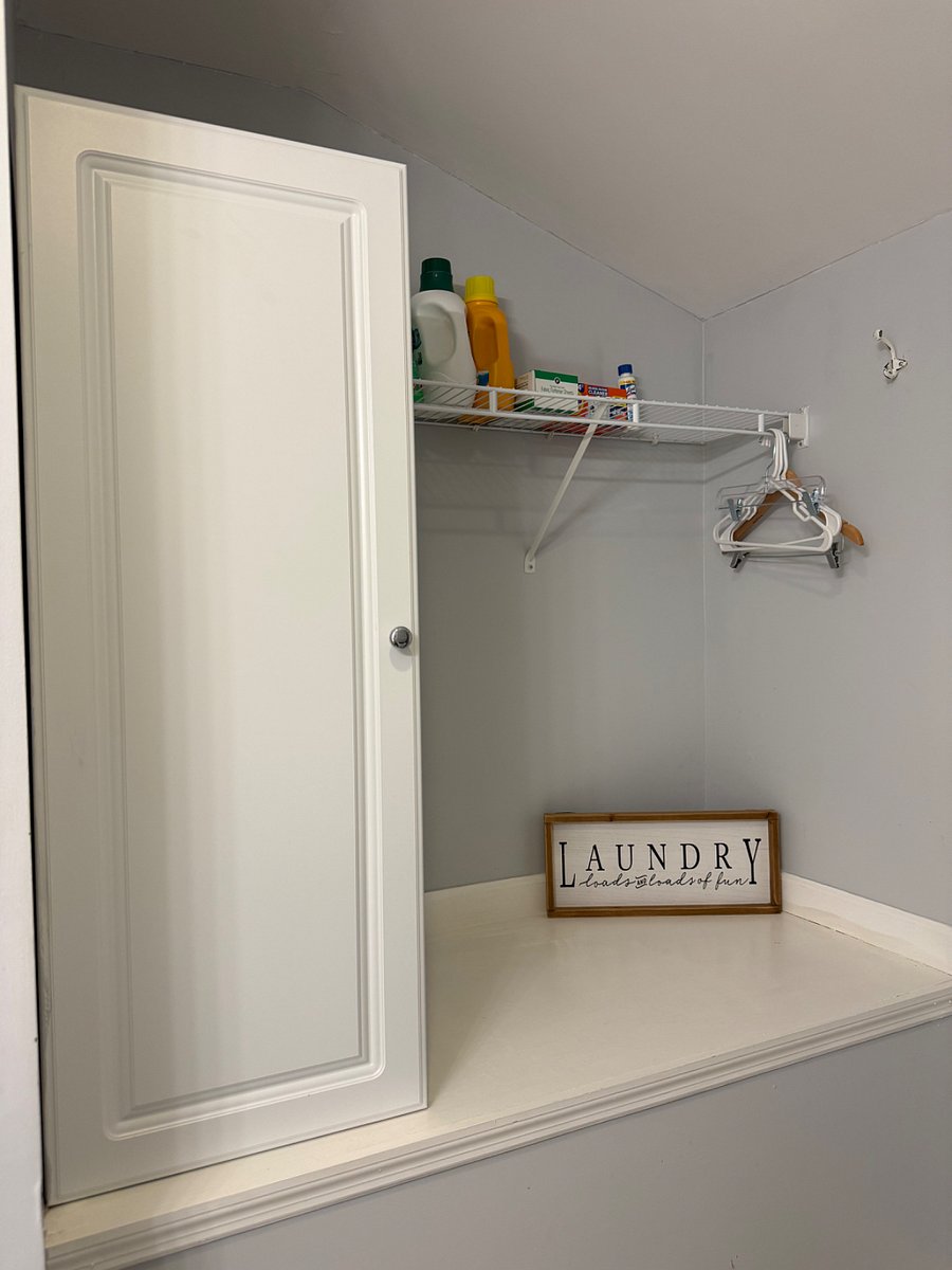 Bathroom 2 Upstairs
Equipped with a linen closet furnished with towels and a
laundry nook & shelf