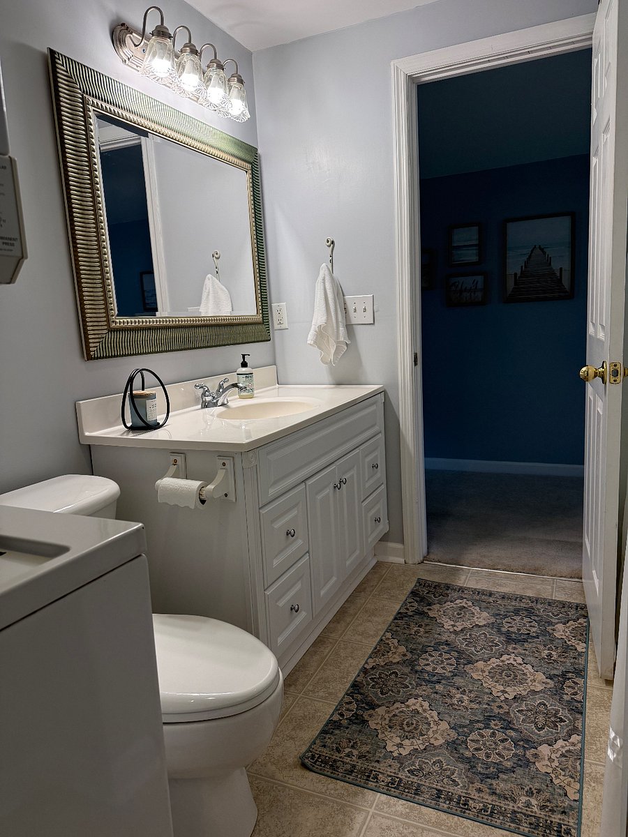 Bathroom 2 Upstairs
Equipped with stackable washer & dryer