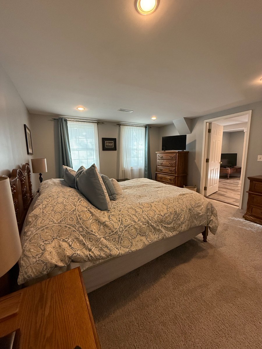 Bedroom 1 Downstairs
Queen Bed
Dressers with LG smart TV
Nighstands