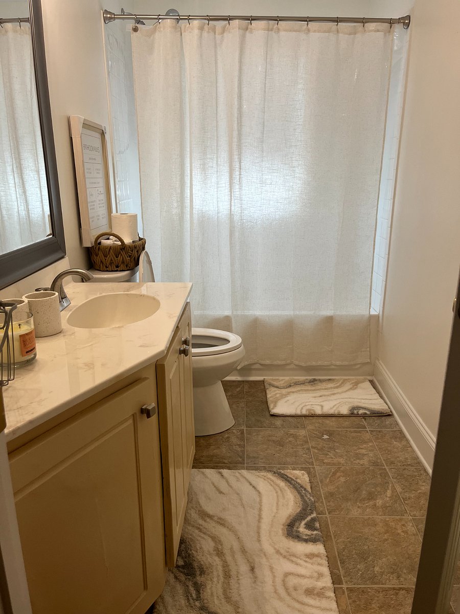 shared bathroom unit 2 and 3