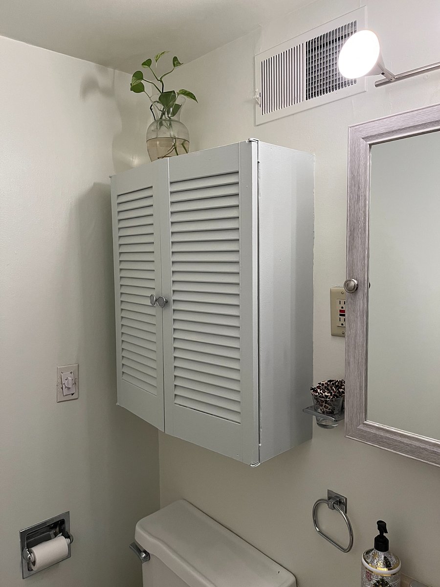 shared bathroom with individual storage cabinets and linen closet in hallway
