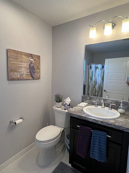 Guest bath off of entry hallway with shower/tub combination and fluffy towels.