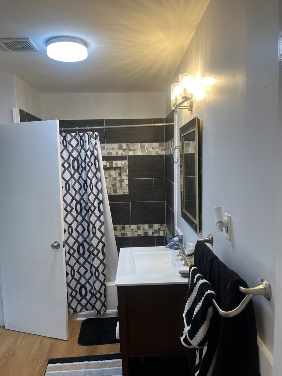 Hallway full bath