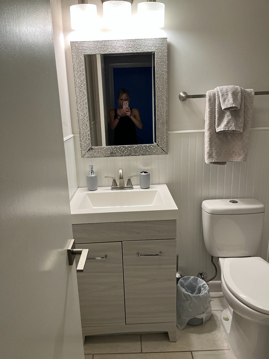 Full bath in shared hallway accessable by both bedrooms. Washer/dryer in unit across from the bathroom