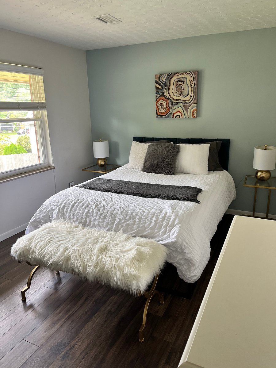 Queen Bed with 2 dressers, a closet and an adjustable desk