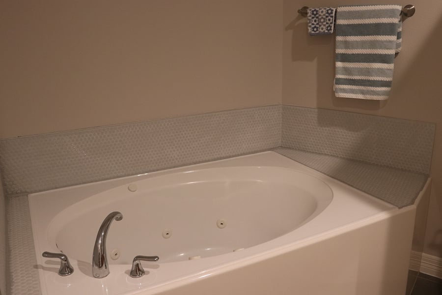 Relaxing jetted spa tub