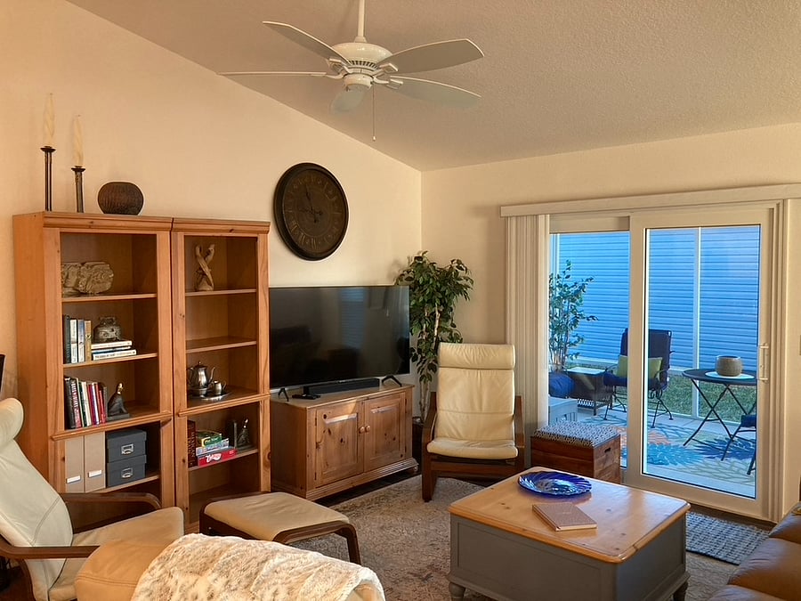 55" smart tv with Netflix, Prime, Spectrum TV and Peacock