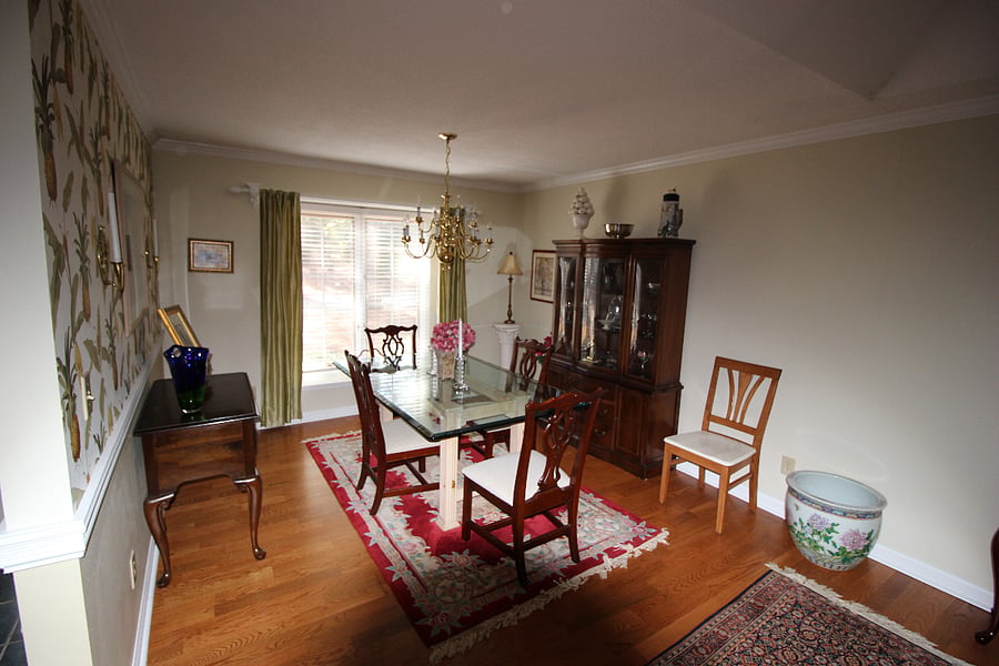 Dinning room close to kitchen