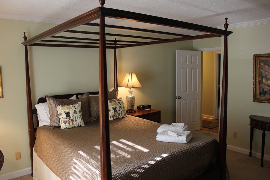 Master bedroom queen bed, en-suite bathroom