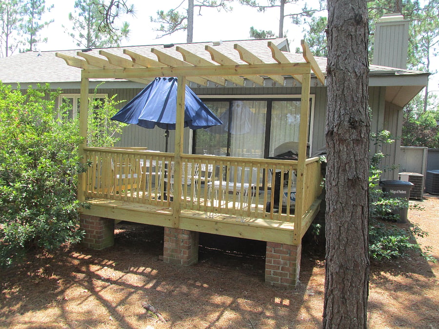 Outside deck fully equipped, separate gate to keep pets in
